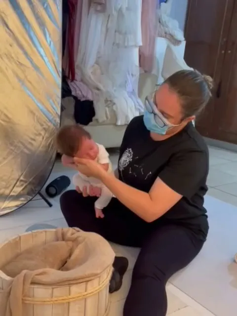Recién nacida envuelta en lila sobre una manta